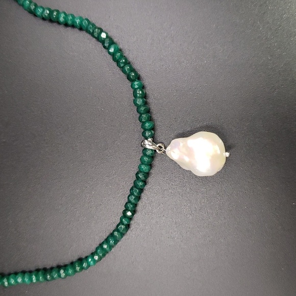 Elegant Green and Cream Necklace with Beaded Design - Picture 3 of 7